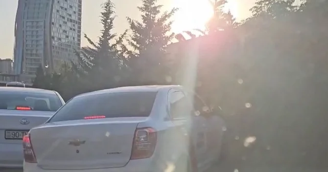 Bakıda tıxaclı yolda taksi sürücüləri “at oynadır”