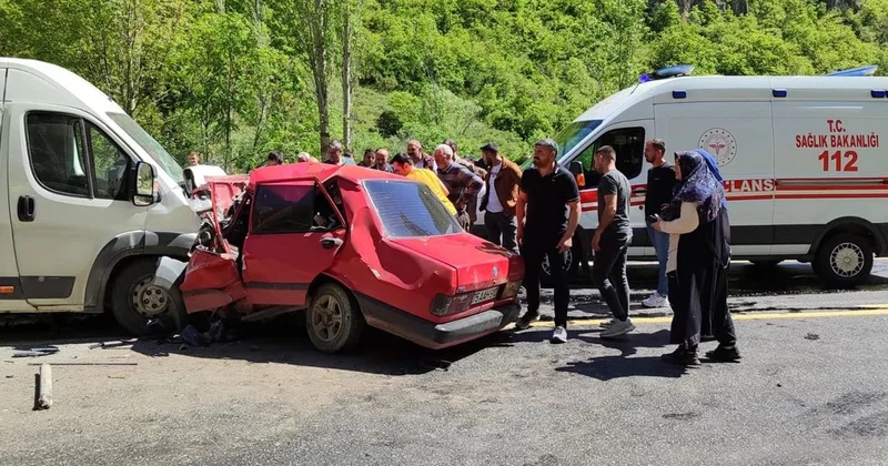Türkiyədə mikroavtobus avtomobillə toqquşdu