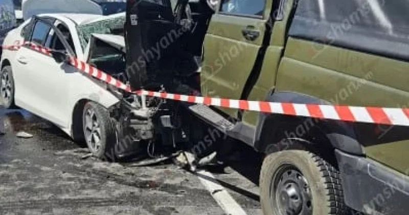 Ermənistanda hərbi maşın qəza törətdi Ölən və yaralılar var
