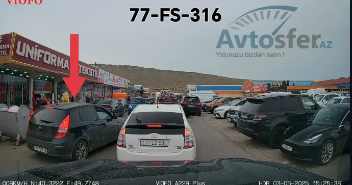 Əks yolla hərəkət edib digər sürücünü özündən çıxartdı: Tərbiyən olsun... VİDEO