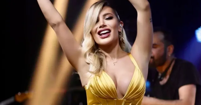 İrem Derici hava limanında rəqsi ilə diqqət çəkdi