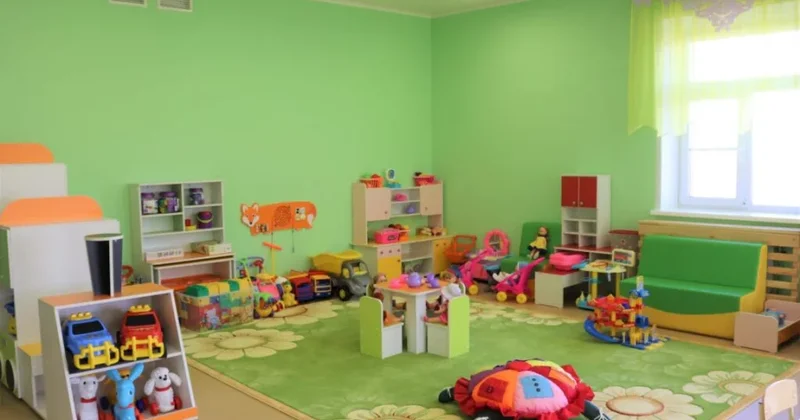 Dəhşət: Uşaq bağçasında uşağın barmağını qapı kəsdi