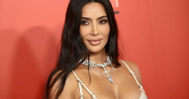 Kim Kardaşyan 6 ildən sonra hüquq fakültəsini bitirdi FOTO