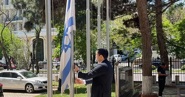 İsrailin Bakıdakı səfirliyində bayraq yarıya endirildi (FOTO)