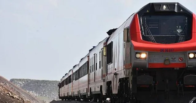 Yük maşını qatarla toqquşub, 3 nəfər xəsarət alıb