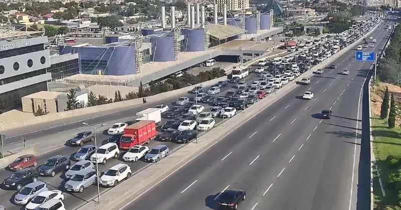 На ряде улиц и проспектов Баку затруднено движение транспорта