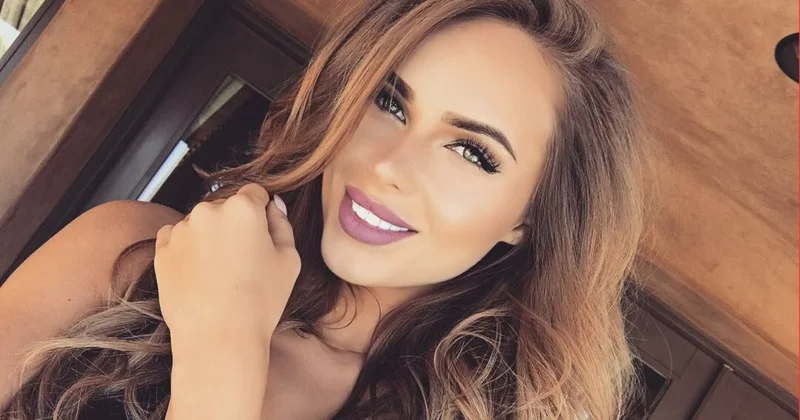 Müğənni ictimaiyyət qarşısına ŞALVARSIZ ÇIXDI FOTO
