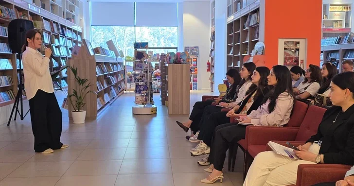 Как распознать буллинг: в Баку прошел семинар с участием международного эксперта