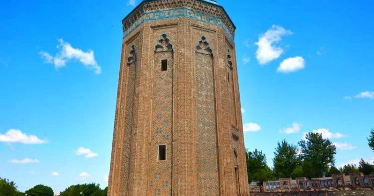 Azərbaycan milli memarlığının möhtəşəm abidəsi