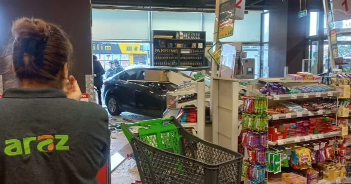 Saray qəsəbəsində “Hyundai” markalı maşın marketin içinə girib FOTO