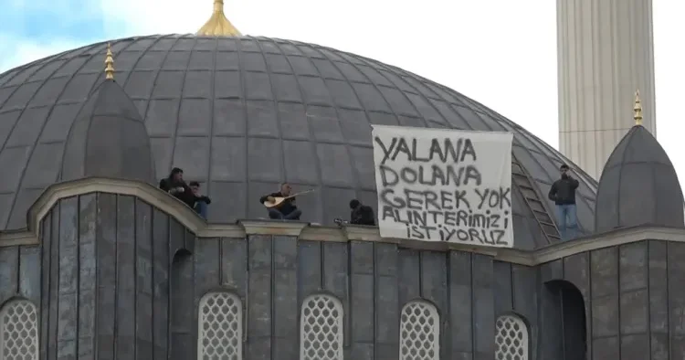 Maaşları ala bilməyən ustalar günbəzə ÇIXDILAR