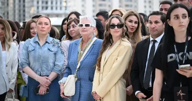 Prezidentin qızı və gəlini perulu rəssamın sərgisində FOTO