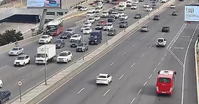 Bakının bir sıra yollarında tıxac yaranıb