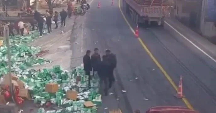В Китае водитель фуры уронил сотни ящиков с молоком ВИДЕО