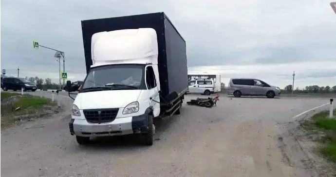 Qayda pozan motosikletçi ağır qəzaya düşdü VİDEO