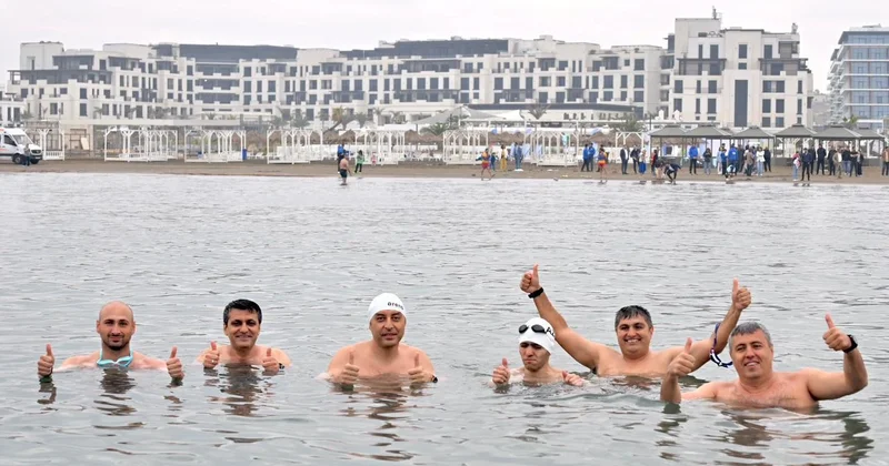 Bakıda dənizdə kütləvi üzgüçülük aksiyası keçirilib FOTO