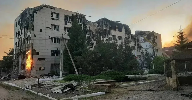 Ukrayna Luqanskda kolleci dronla vurdu: Ölənlər var FOTO/VİDEO