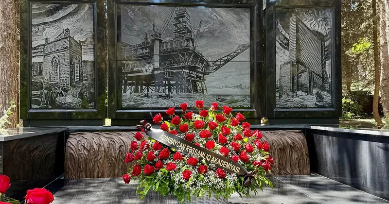 Tahir Salahovun qəbirüstü abidəsi qoyuldu: Müəllif qızıdır