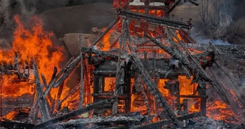Тысячелетний храм вечного огня сгорел дотла ФОТО; ВИДЕО