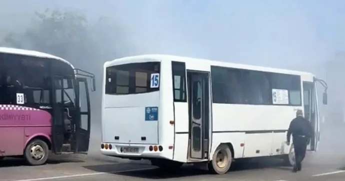 Sumqayıtda avtobus qəfil tüstüləndi Ətrafı duman bürüdü VİDEO