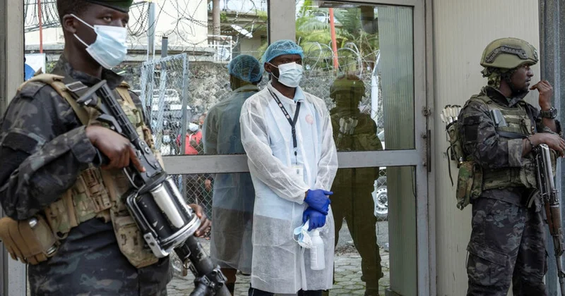 İnsanlar Ebola müalicə mərkəzini yandırdılar