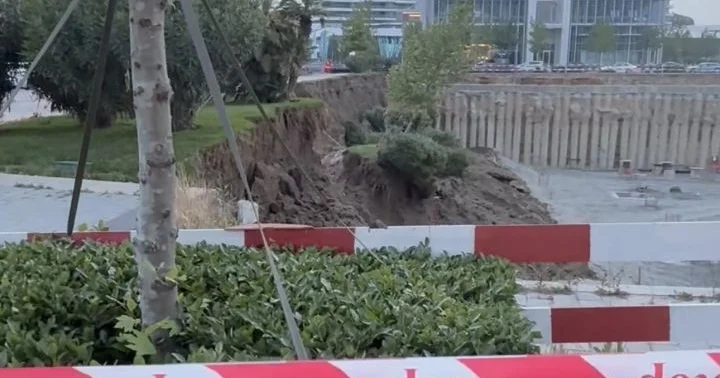 Bakı Ağ Şəhərdə torpaq sürüşməsi