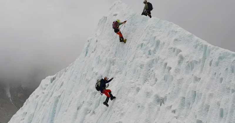 Everestdə tarixi rekord: Bir gündə 274 nəfər zirvəyə çıxdı VİDEO