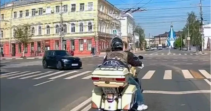 Pedalların yerini səhv salan qadın sürücü qəza törətdi VİDEO