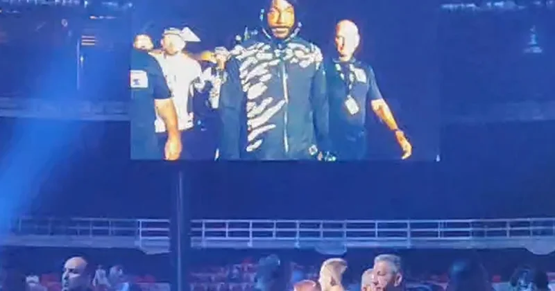 Amerikalı UFC döyüşçüsü arenaya məşhur meyxananın sədaları altında daxil olub