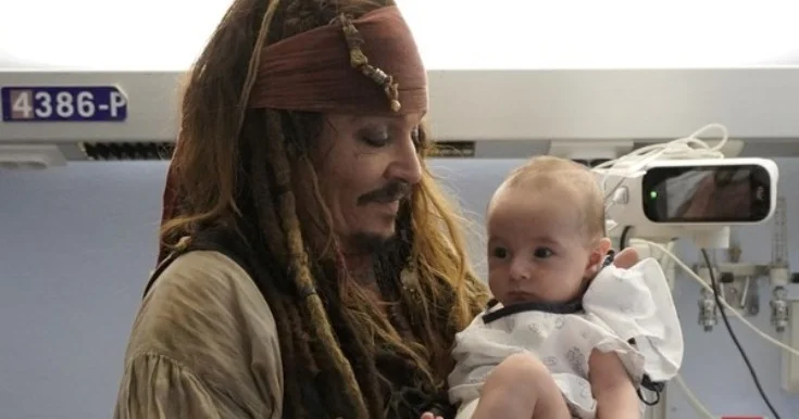 Conni Depp xəstə uşaqları sevindirdi Fotolar