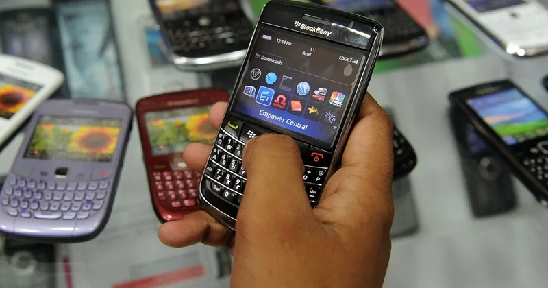 Z nəsli düyməli telefonlara qayıdır