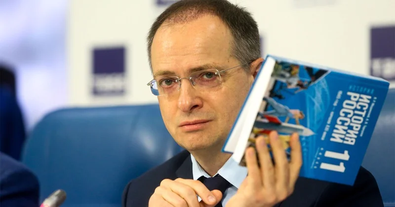 Украинские военнопленные читают книги по истории Мединского
