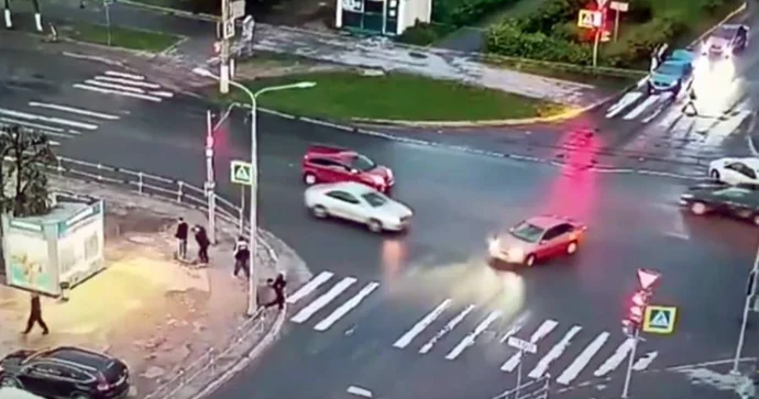 Qayda pozan sürücü bir maşını və iki piyadanı vurdu Yaralılar var VİDEO