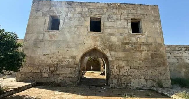 Mədəniyyət Nazirliyinin gözündən uzaq qalan Səngəçal karvansarayı baxımsızlıqdan tarix ə qarışır