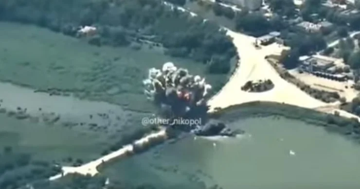 ​Ukrayna Zaporojyedəki körpünü bu cür partlatdı VİDEO