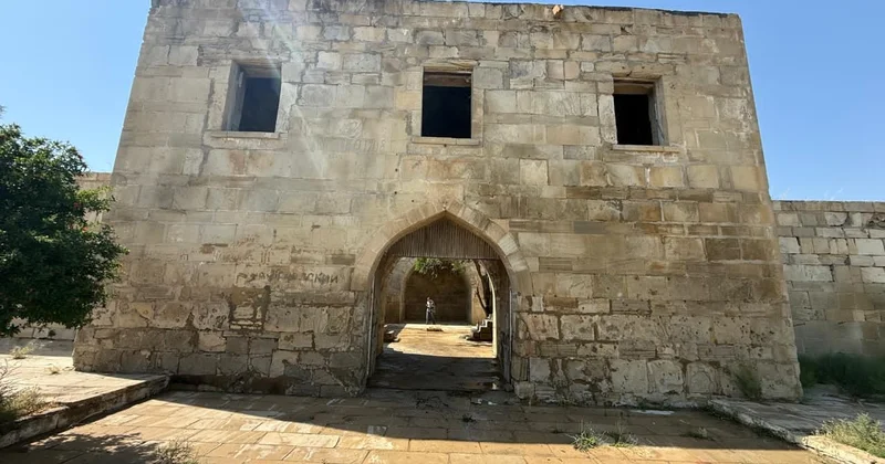 Qaradağda tarixi karvansaraya ziyan vurulub FOTOLAR