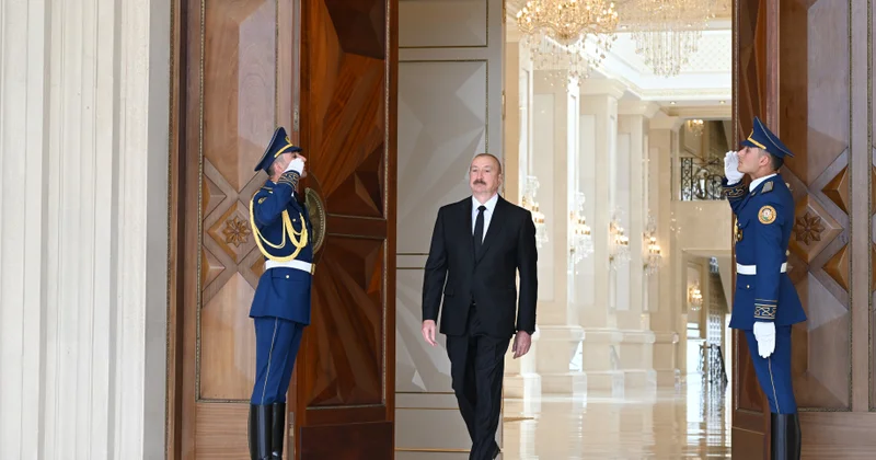 İlham Əliyev Sərdar Berdiməhəmmədovu Bakıda rəsmi qarşıladı