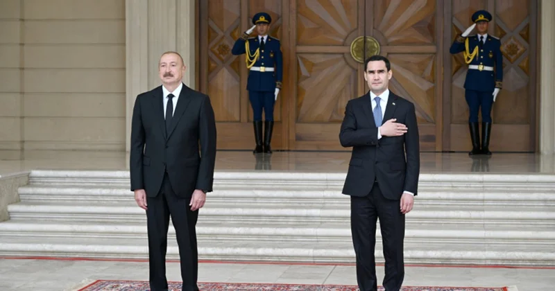 Prezident Berdiməhəmmədovu qarşıladı