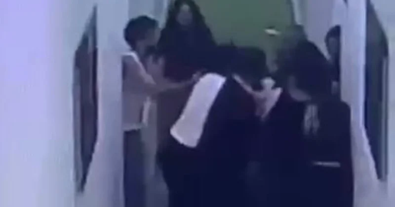 Məmur hoteldə səs küy salan qonşusu ilə dava etdi Video