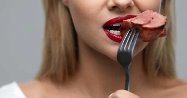 Axşam saat 8 dən sonra yemək adamı kökəldir?