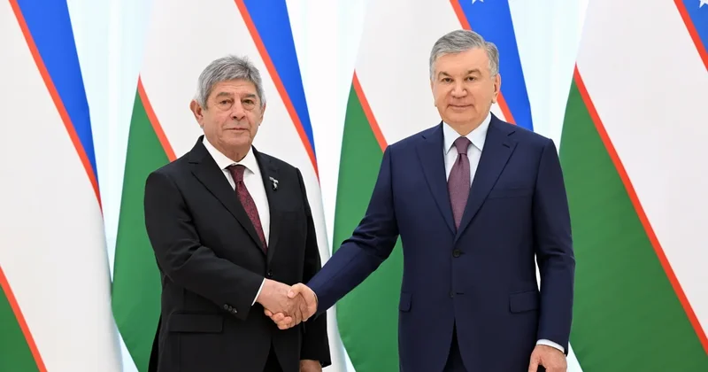 Мирзиёев вручил послу Азербайджана орден Меҳнат шуҳрати