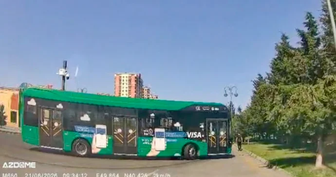 “Dərnəgül”də təhlükəli anlar: Piyada az qala avtobusun altında qalırdı VİDEO