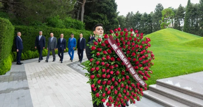 Dini Qurumlarla İş üzrə Dövlət Komitəsinin, tabeliyindəki qurumların kollektivi Fəxri xiyabanı və Şəhidlər xiyabanını ziyarət edib