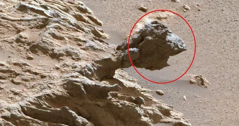NASA показало снимок парящего камня на Марсе