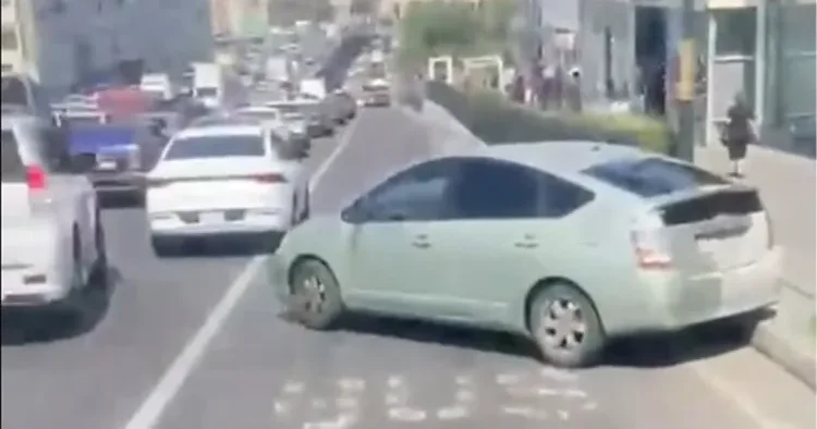 Maşını avtobus zolağında saxlayıb getdi VİDEO