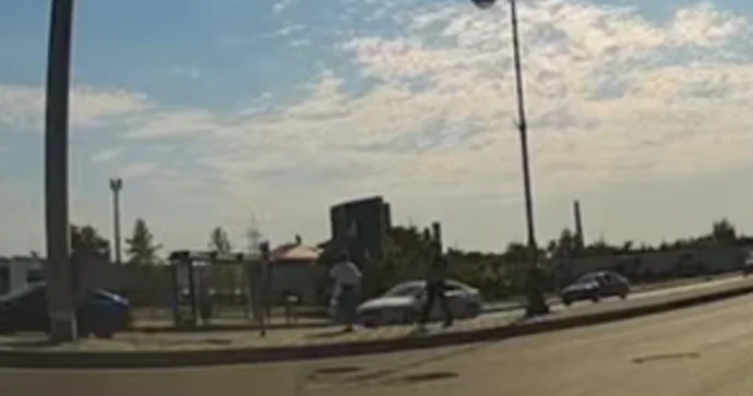 Özü və başqalarının həyatına təhlükə yaradan piyadanı yol polisi saxladı VİDEO