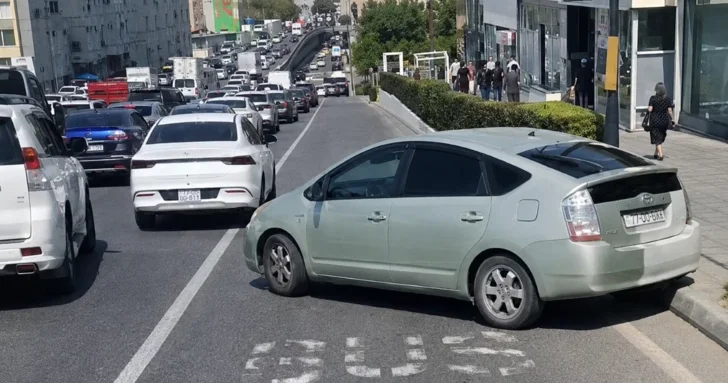 В Баку водитель бросил автомобиль на автобусной полосе и ушел