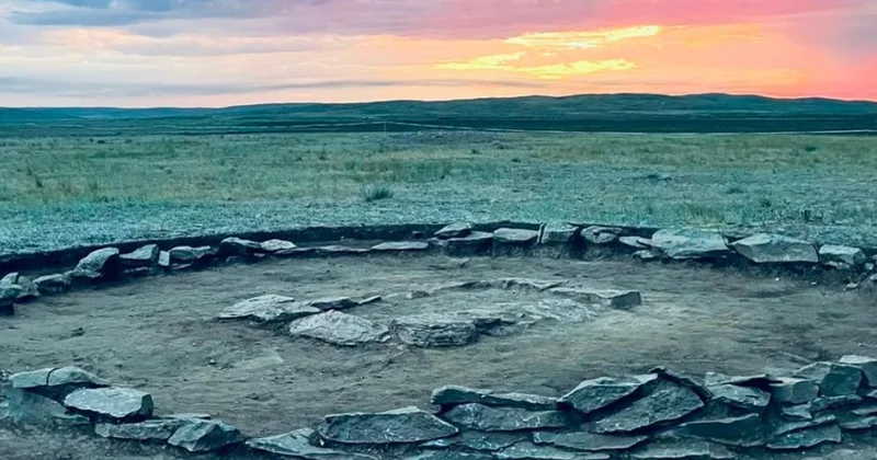 Arxeoloqlar Qazaxıstandakı qədim kurqanda nadir əşyalar tapıblar