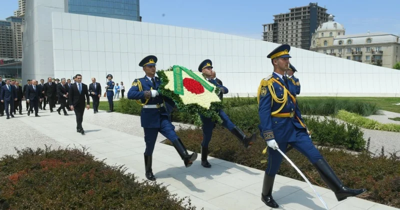 Türkmənistan Prezidenti Zəfər parkını ziyarət edib FOTO