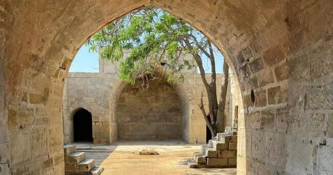 Karvansaraylar qədim ticarət yolları üzərində səyahət edən tacirlərin təhlükəsizliyini təmin edib Video
